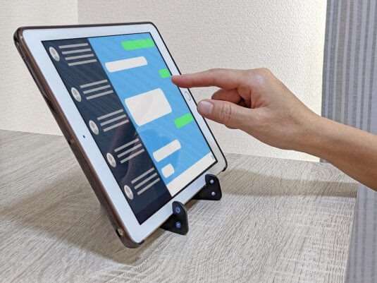 タブレットでSNSを操作する人