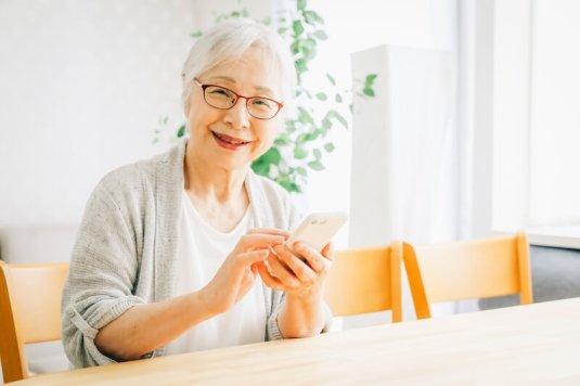 シニアのSNS利用率は急上昇中！シニアにおすすめのSNSもご紹介
