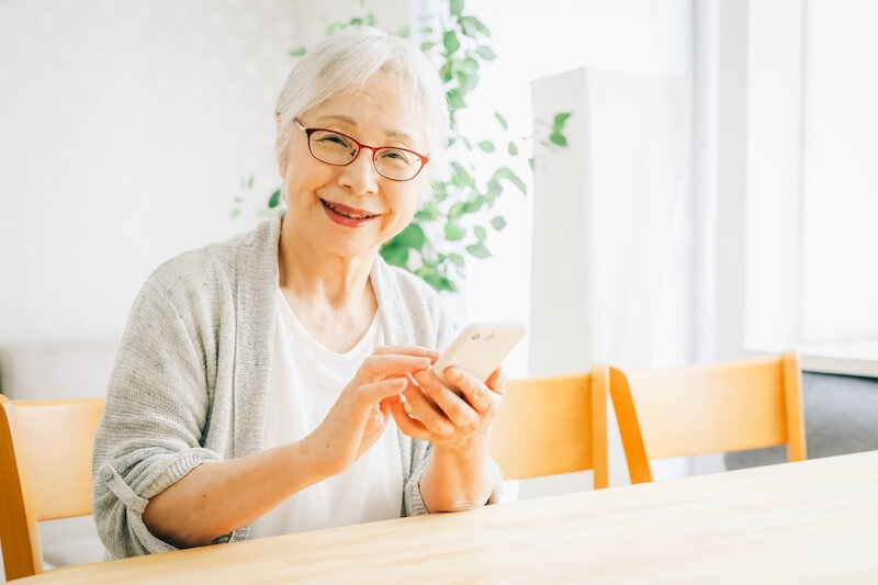 シニアのSNS利用率は急上昇中！シニアにおすすめのSNSもご紹介