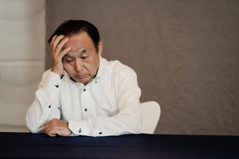 悩むシニア男性