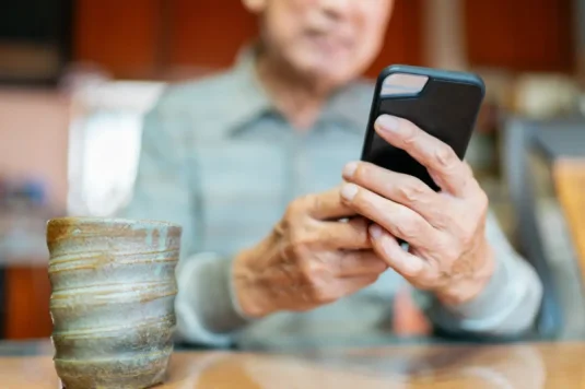 シニアがスマホにしない理由とは？シニアのスマホ利用事情を教えます