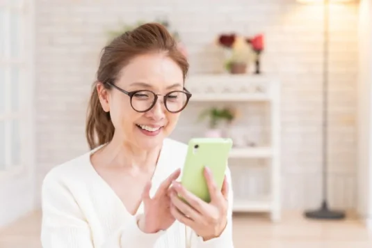 シニアが利用するデバイスの実態をご紹介！スマホも当たり前？